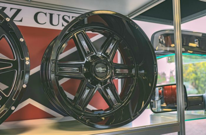 LC-OF16 schwarz 10×20/12×20/12×22 5×127 / 5×139.7 / 6×135 / 6×139.7  ET -12/-44 Preis pro Stück ab: 599,00€