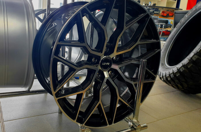 P2 silber schwarz 8.5×19, 9.5×19, 9×20, 10×20, 11×20, 5×112 / 5×114.3/ 5×115/ 5×120  Preis pro Stück: ab 399,00€