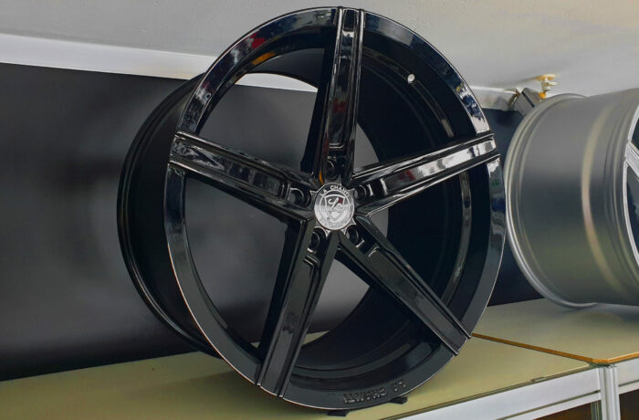 P8 schwarz 9×20, 10×20, 10.5×20, 11×20, 5×112 / 5×114.3/ 5×115/ 5×120  Preis pro Stück: ab 499,00€