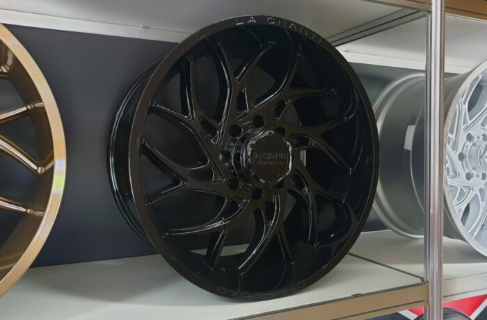 LC-OF20 schwarz 10×22/11.5×22 5×139.7 / 6×135 / 6×139.7 / 8×165.1 / 8×170 ET 12/-25 Preis pro Stück ab: 799,00€